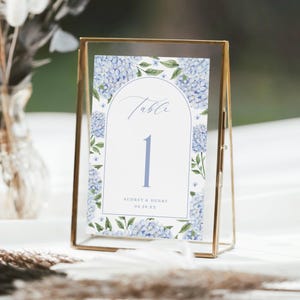 青いアジサイのテーブルナンバーカード | 4x6インチ編集可能テンプレート | 青い水彩画の花のアーチフレーム | セルフ編集、デジタルダウンロード-428