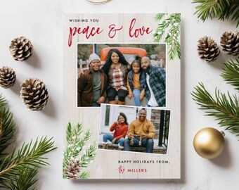 Puede incluir: Una tarjeta de felicitación con fondo de madera clara, texto rojo "Wishing you peace & love" y "Happy holidays from, the Millers". Dos fotos muestran a una familia posando al aire libre y frente a una casa, rodeada de ramas de pino.