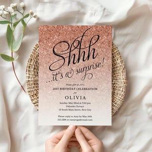 Plantilla de invitación para fiesta sorpresa con purpurina dorada rosa para cualquier edad, elegante guión "Shhh, es una sorpresa", descarga digital, plantilla editable - 1435