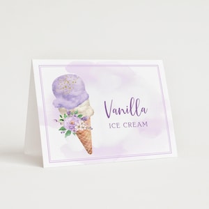 Könnte beinhalten: Eine gefaltete weiße Karte mit einer Aquarellillustration einer lavendelfarbenen Eistüte, die mit violetten und weißen Blumen verziert ist. Der Text Vanilla ICE CREAM ist in violetter Schreib- und Blockschrift innerhalb eines dünnen Rahmens gedruckt.