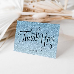 Lichtblauwe glitter bewerkbare bedankkaartsjabloon, fancy script, zelfbewerken, CORJL-sjabloon direct downloaden #1347