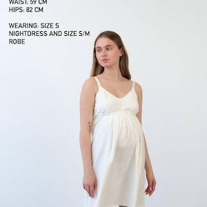 Puede incluir: Camisón blanco con tirantes ajustables. Las medidas del modelo son: altura 168 cm, busto 78 cm, cintura 59 cm y caderas 82 cm. El modelo lleva un camisón talla S y una bata talla S/M. Estilo premamá.