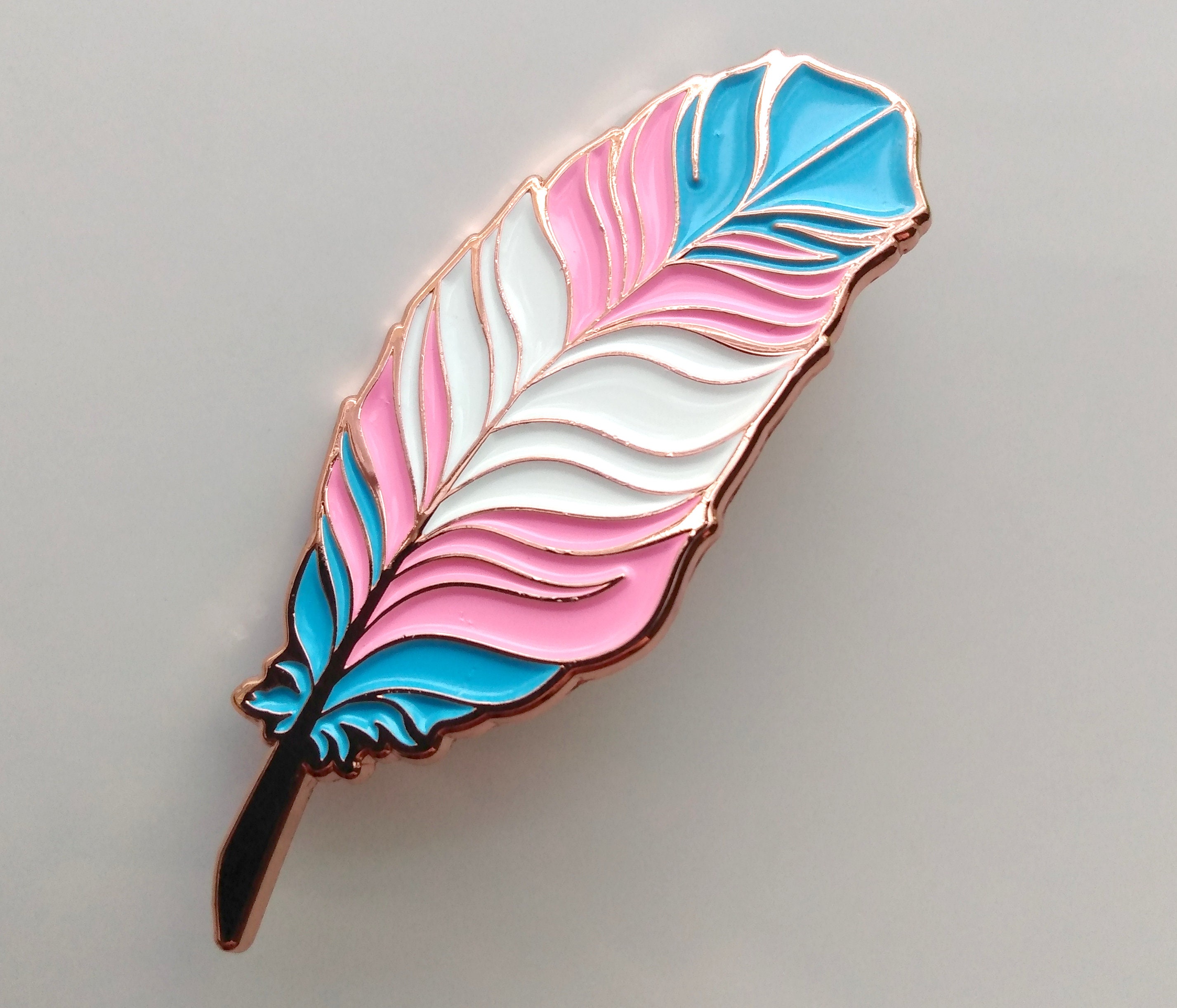 Broche Transgenre LGBTQ+ En Forme De Plume En émail - Couleurs Bleu, Rose, Blanc - Décoration Pour Sac à Dos, Veste, Badges De Fierté