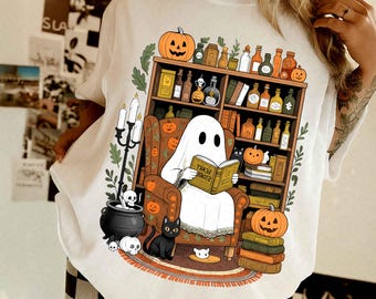 Retro gezellige spooklezing Halloween png, boekenliefhebber spooksublimatie, herfstbibliotheek boo spookshirt png, schattige griezelige boekenplank spook png