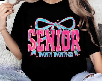 Coquette Senior 2026 PNG, Diseño de camiseta preppy para estudiantes de último año, Clase de 2026 PNG, Mamá de último año PNG, Sublimación de graduación de secundaria rosa femenina
