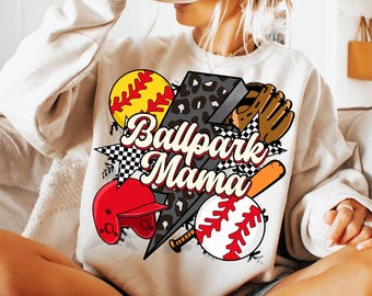 Mamá de béisbol de softbol PNG, Mamá de estadio de béisbol retro Png, Vibraciones del día del juego, Deportes de coqueta con lazo Png, Mamá de béisbol a cuadros Png, Mamá de softbol Png