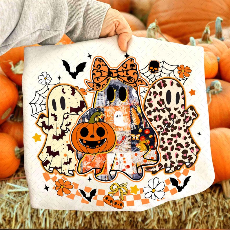 Peut inclure: Un coussin blanc sur le th&egrave;me d'Halloween avec trois fant&ocirc;mes de dessins anim&eacute;s, une citrouille sculpt&eacute;e, des chauves-souris, des toiles d'araign&eacute;es et des motifs floraux. Les fant&ocirc;mes ont des motifs uniques, dont un patchwork et un imprim&eacute; l&eacute;opard.