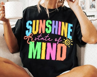 Sunshine State of Mind PNG, Lato Png, Modny projekt koszuli plażowej, Letnie wibracje Png, Kolorowy jasny neonowy zniszczony basen jeziora rzeka