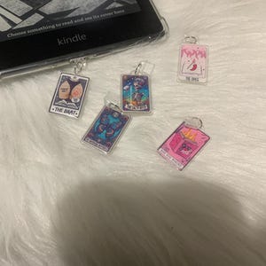 Tarot Kindle Dust Plug Charms | Die Göre | Brennbuch | Bücherwurm Tarot | Kindle Zubehör | Bücherwurm | Buch-Liebhaber-Geschenke