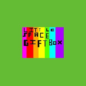 Może przedstawiać: Baner w kolorach tęczy z tekstem "LITTLE SPACE GIFT BOX" czarnymi literami.