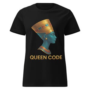 Op de afbeelding: Zwart T-shirt met een turquoise buste van een Egyptische koningin met een gouden hoofdtooi. De buste heeft gouden en rode details. De tekst "QUEEN CODE" is eronder in goud gedrukt.