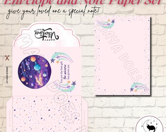 Op de afbeelding: Een roze envelop- en briefpapierset met een galaxy-thema. De envelop heeft een ronde illustratie van planeten en sterren. Het briefpapier heeft een roze achtergrond met een regenboogontwerp en sterren. De tekst op de envelop luidt "Jij bent het beste cadeau dat het universum me heeft gegeven."