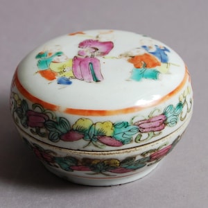 A lovely Chinese famille rose cosmetic box with lid from 19th century, Qing dynasty 清同治粉彩婴戏粉盒