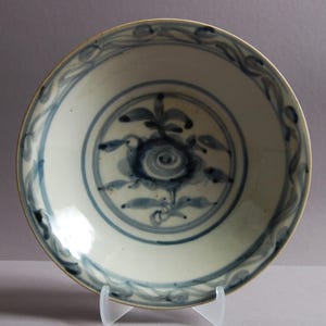 En klassisk kinesisk blå och vit Swatow djup tallrik från Mingdynastin, ca. 1600 明漳州窑深腹盘