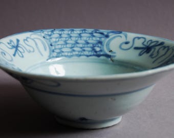 A Chinese blue and white porcelain deep bowl from 19th century, Qing dynasty, Dehua ware 清德化青花折腰碗