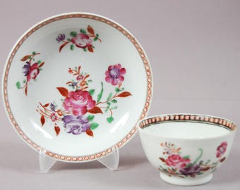 Taza de té y platillo de porcelana Qianlong Famille Rose, dinastía Qing