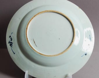 18世紀、雍正時代の中国の大きな青と白の皿。 1730 雍正青花葡萄竹子