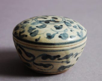 Ming Dynasty Blue and White Covered Box, Fujian Kiln, Flower Scroll