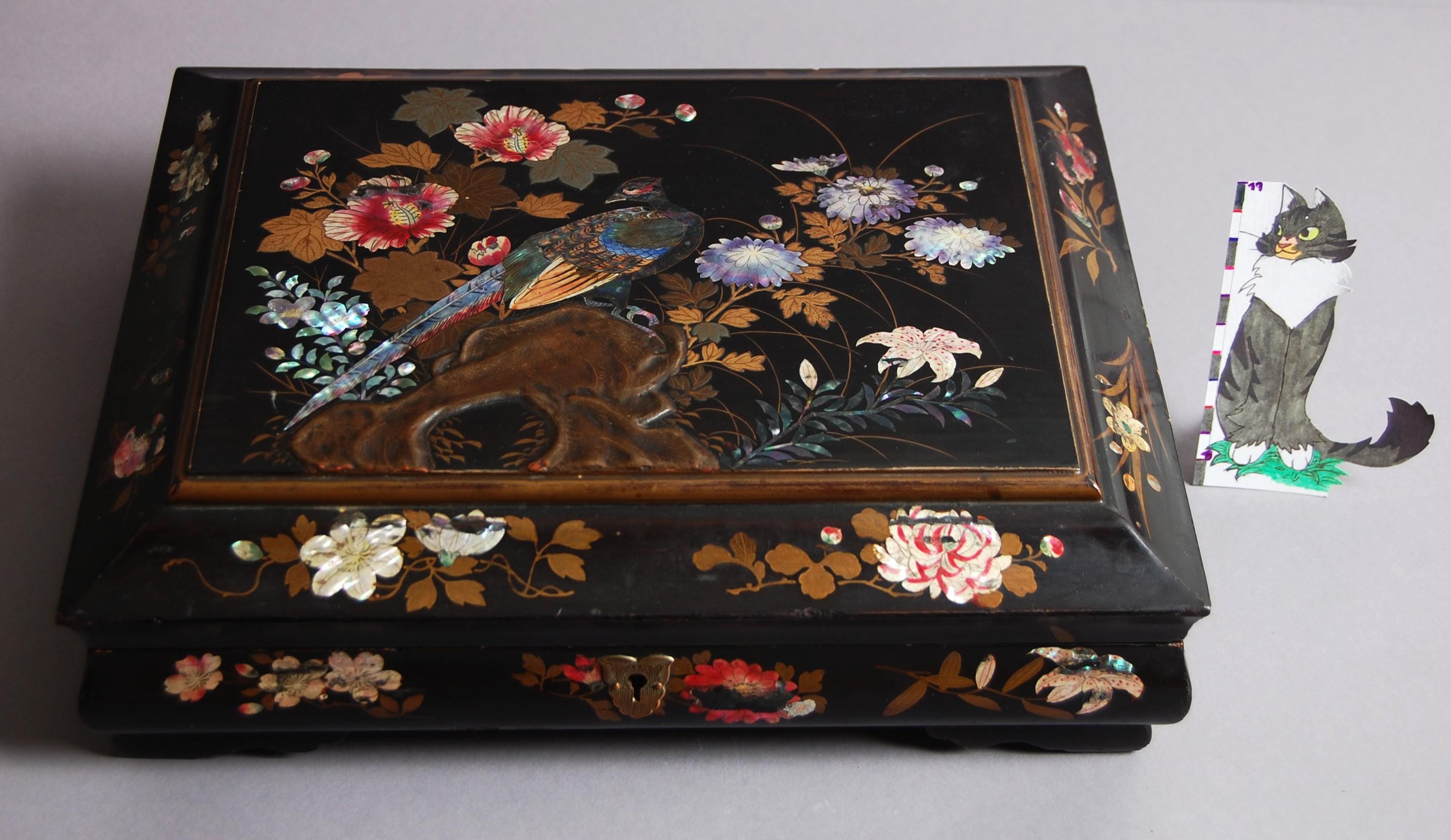 骨董品、漆塗りの母貝細工、鳳凰の貝細工 足はありません。壁