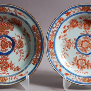 A pair of Chinese porcelain plates from Kangxi period, Qing dynasty康熙青花矾红描金花卉对盘