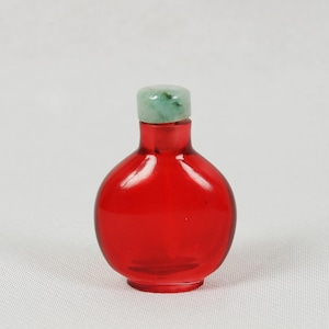 Una botella de rapé de vidrio rojo rubí muy rara de los siglos XVIII y XIX, dinastía Qing 清中晚宝石红料鼻烟壶