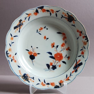 A classic Chinese porcelain lobed deep plate from the first half of 18th century, Qing dynasty 清早期青花矾红描金花口盘