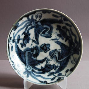Mingdynastin Swatow blå och vit Phoenix-tallrik, ca 1600