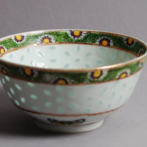 A lovely small Chinese Canton bowl with with rice grain pattern from Guangxu period (1875-1908), late Qing dynasty