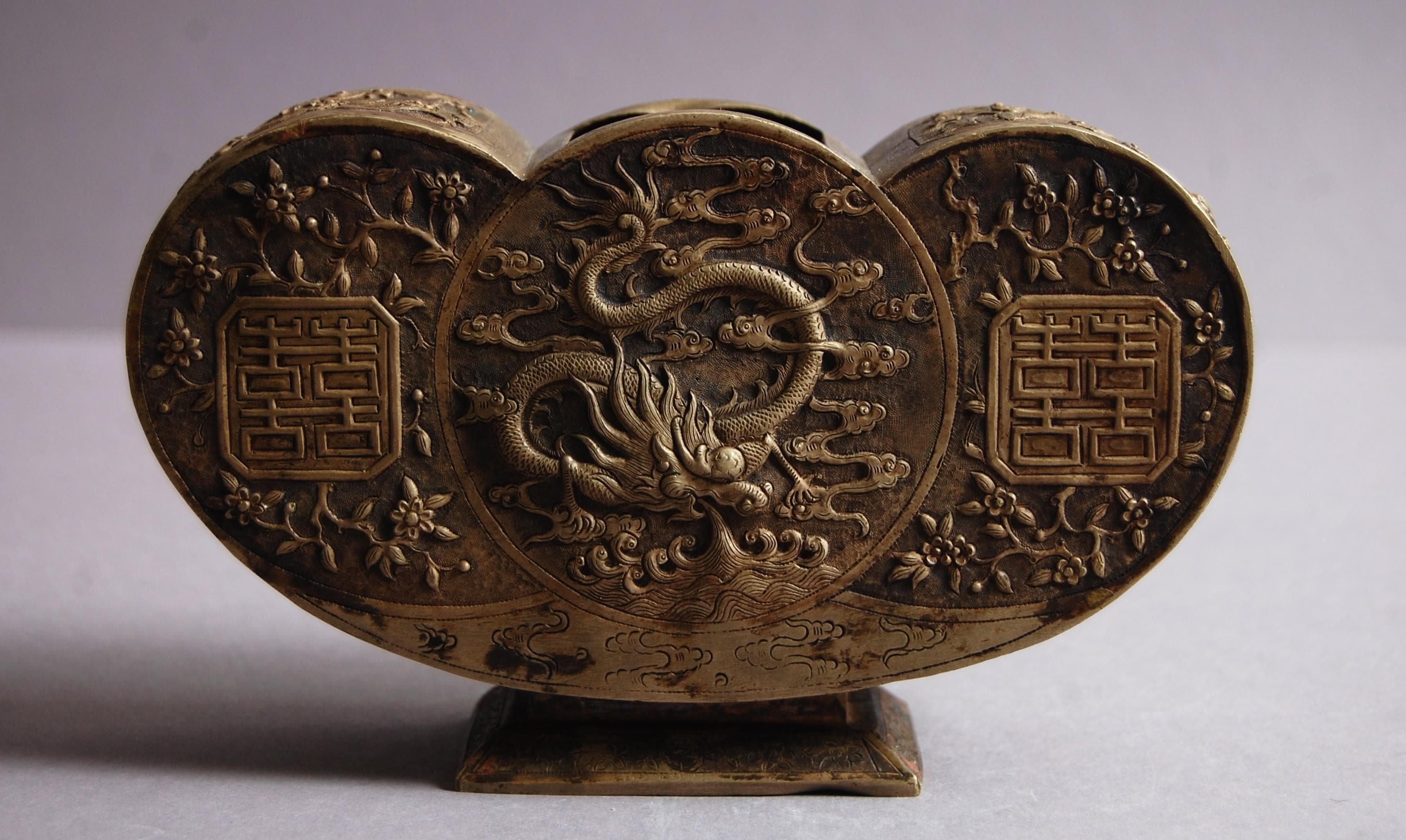 15～16世紀、明代に作られた、打ち出しと彫金の技法を用いた極めて