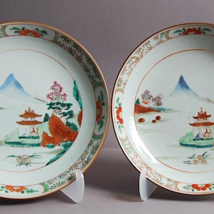 A pair of very attractive Chinese polychrome porcelain plates from 1740s, early Qianlong period, Qing dynasty, 18th century