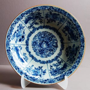 A Chinese detail painted blue and white deep plate from early Qianlong period, Qing dynasty, ca.1740