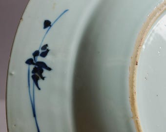 18世紀、雍正時代の中国の大きな青と白の皿。 1730 雍正青花葡萄竹子