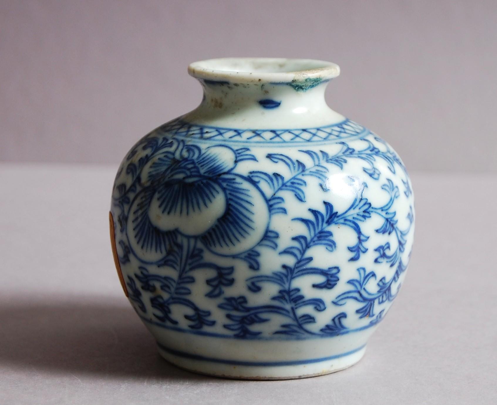 清末期 青白陶器花瓶 魚と花の装飾付き 清末期 青白陶器花瓶 魚と花の装飾付き 原清 作 「鉄釉