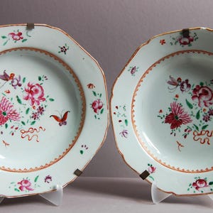 A pair of Chinese famille rose porcelain deep plates from Qianlong period, Qing dynasty乾隆粉彩花卉对盘