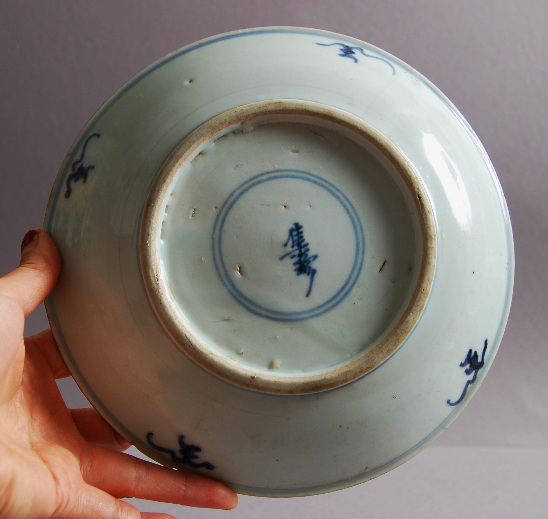 19 世紀、清朝時代の美しい中国の青白磁の皿。1820 年頃、福建省の窯で