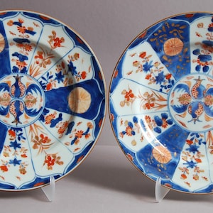 A pair of Chinese Imari style porcelain plates with pomegranate from Kangxi period, Qing dynasty康熙青花矾红描金石榴花卉对盘