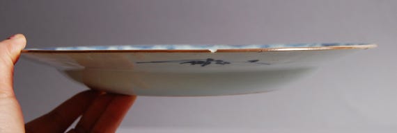18世紀、雍正時代の中国の大きな青と白の皿。 1730 雍正青花葡萄竹子