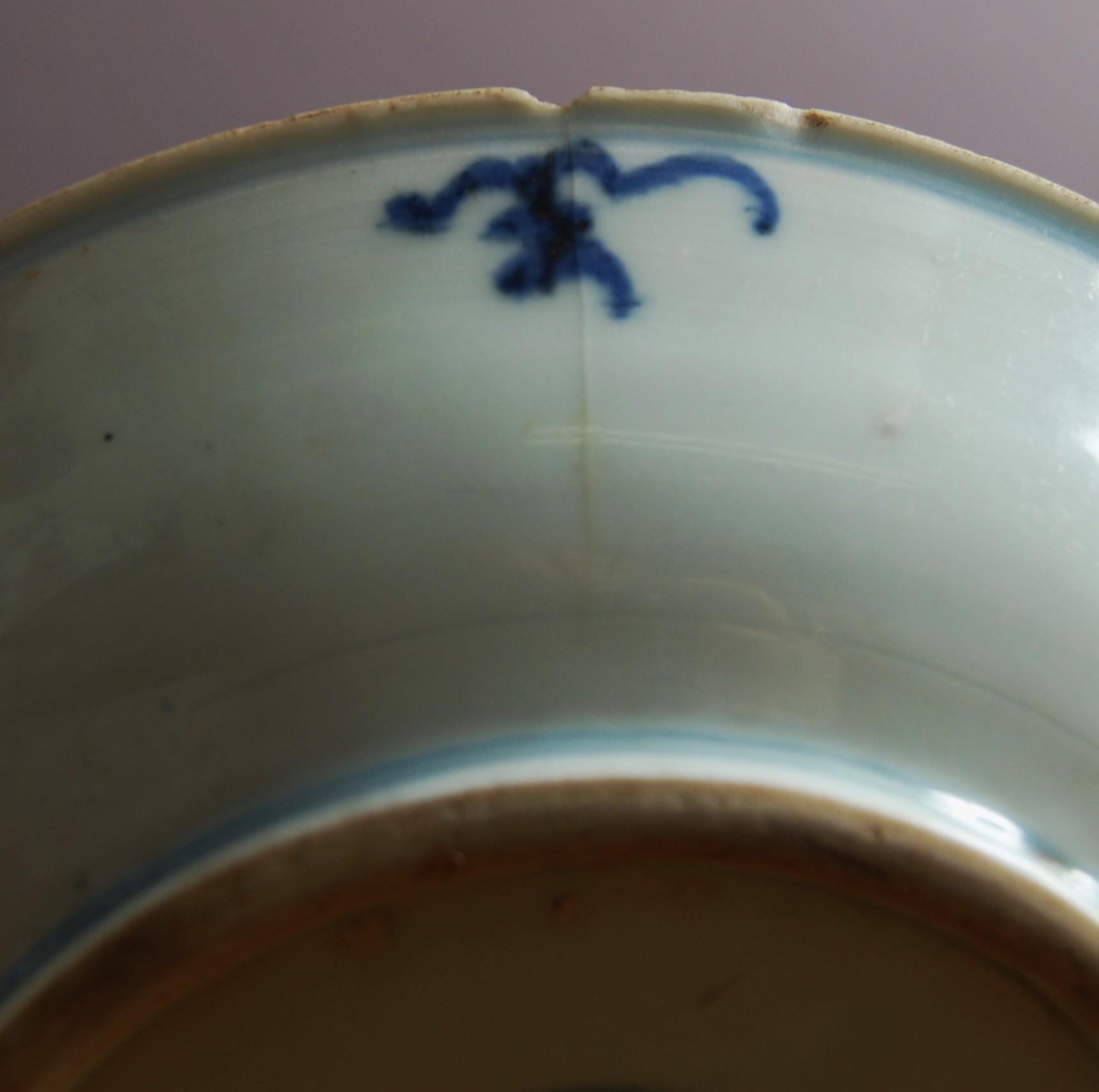 19 世紀、清朝時代の美しい中国の青白磁の皿。1820 年頃、福建省の窯で