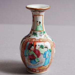 A lovely Chinese Canton small vase from 19th century, Qing dynasty 广彩西厢记小花瓶