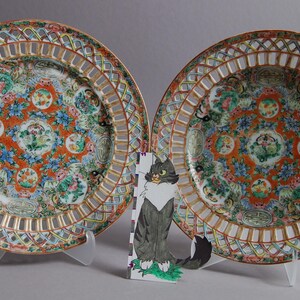 A pair lovely Chinese Canton plates with two lays of openwork from 19th centruy, Qing dynasty 双层镂空寿字广彩对盘