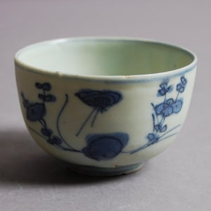 A Chinese blue and white tea/wine cup with butterfly and flowers from Wanli period, late Ming dynasty