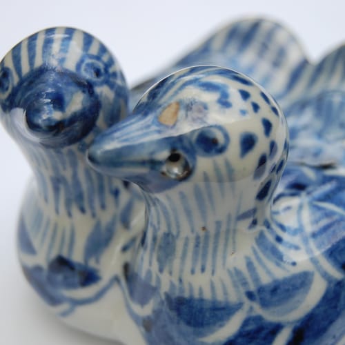 19 世紀、清朝時代の美しい中国の青白磁の皿。1820 年頃、福建省の窯で