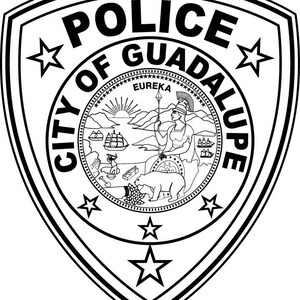 Peut inclure: Un écusson de police noir et blanc avec l'inscription "POLICE OF GUADALUPE" en cercle. Le centre présente une illustration détaillée d'une femme, d'un ours, de navires et de montagnes. Le mot "EUREKA" est également présent.