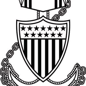 Puede incluir: Gráfico en blanco y negro de un emblema de ancla naval. El emblema presenta un escudo con estrellas y rayas, dos estrellas de cinco puntas y una cadena. El diseño es un símbolo de la Marina de los Estados Unidos.