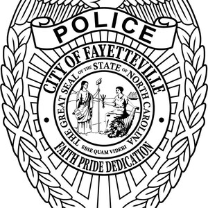 Puede incluir: Ilustración en blanco y negro de una placa de policía con el texto "POLICE CITY OF FAYETTEVILLE GREAT SEAL OF THE STATE OF NORTH CAROLINA FAITH PRIDE DEDICATION".