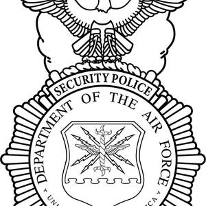 Puede incluir: Emblema en blanco y negro con un águila con las alas extendidas. El diseño incluye texto: "SECURITY POLICE OF THE AIR FORCE", "DEPARTMENT OF THE AIR FORCE" y "UNITED STATES OF AMERICA", dispuesto alrededor de un escudo central.