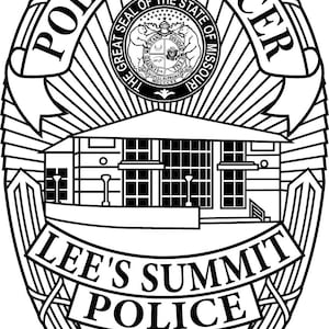 以下が含まれることがあります： 「POLICE OFFICER」の文字が上部に、「LEE'S SUMMIT POLICE」の文字が下部に配置された、白黒の警察官バッジ。中央には建物のイラストとミズーリ州の紋章が描かれています。