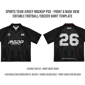 以下が含まれることがあります： 黒色のスポーツチームジャージモックアップ、前面と背面図。シャツには、白で26の数字と「MGDP SPORTS TEAM」のロゴが表示されています。デザインには赤いアクセントと襟が含まれています。「SPORTS TEAM JERSEY MOCKUP」のテキストが表示されています。