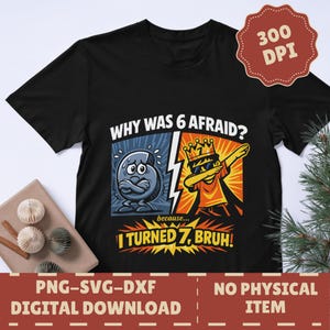 Könnte beinhalten: Schwarzes T-Shirt mit einem humorvollen Grafikdesign. Das Design zeigt den Text "WHY WAS 6 AFRAID?" und "I TURNED 7, BRUH!" mit Cartoon-Illustrationen der Zahlen 6 und 7. Ein digitaler Download.