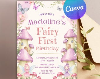 Könnte beinhalten: Eine rosafarbene und violette Einladung zu einer ersten Geburtstagsfeier zum Thema Feen mit einem Pilzhaus, Schmetterlingen und dem Text "Madeline's Fairy First Birthday". Die Einladung enthält Datum, Uhrzeit, Ort und RSVP-Informationen.